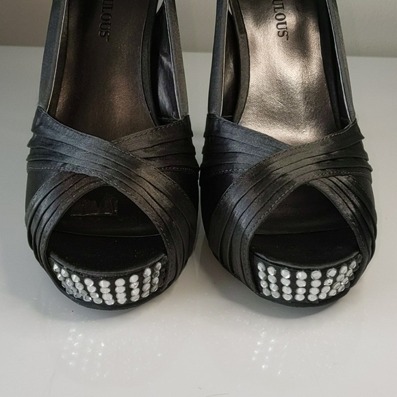 Gray satin pumps with rhinestone details - Picture 4 of 6